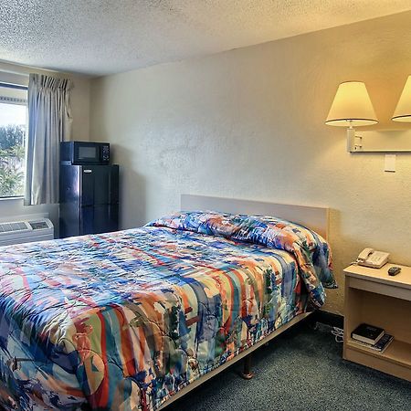 Motel 6 פאלם ביי מראה חיצוני תמונה