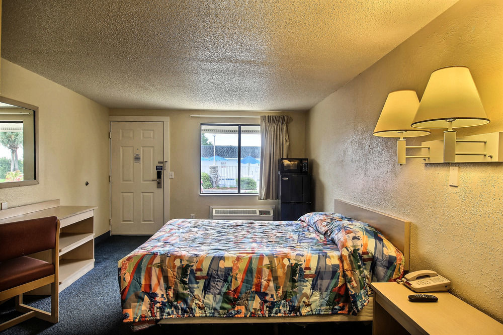 Motel 6 פאלם ביי מראה חיצוני תמונה